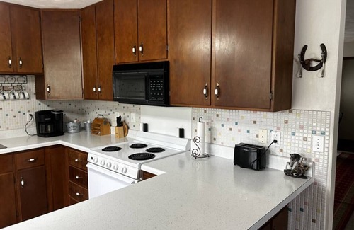 West Frankfort House | Relaxation at its Best with Hot Tub and Game Room