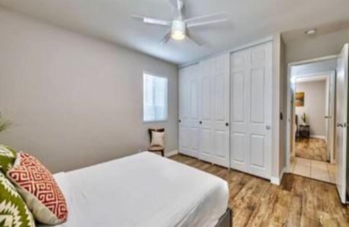 Rancho Oakey House | Relaxing 1 Story Villa Hot Tub BBQ By the Strip