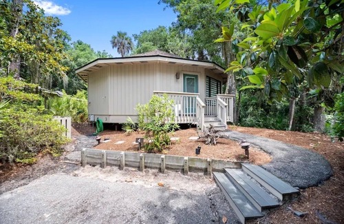 Sea Pines Cottage | Relaxing 2 BR cottage, walking distance to beach