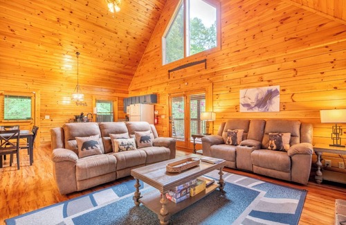 Sevierville Cabin | Relaxing 2BD w/Hot Tub! POOL Access + Near TOWN!