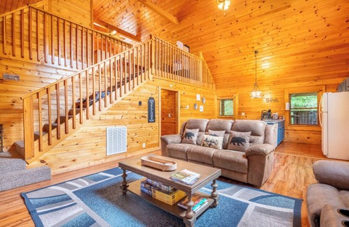 Sevierville Cabin | Relaxing 2BD w/Hot Tub! POOL Access + Near TOWN!