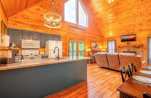 Sevierville Cabin | Relaxing 2BD w/Hot Tub! POOL Access + Near TOWN!