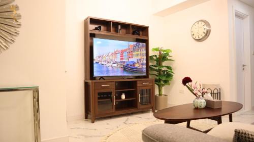 Masdar City Apartment | Relaxing 2BR Retreat in Masdar City - Free Parking & Near Masdar Park