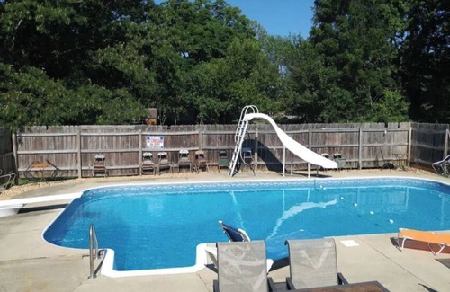 Burlington House | Relaxing 3 bd/2bth House near to Elon, Chapel Hill and Greensboro. Summer pool