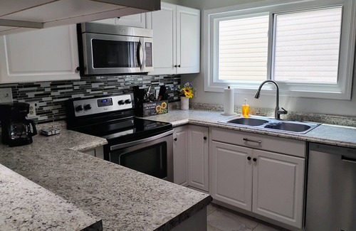 Newburgh House | Relaxing 3-Bedroom House with Large Backyard close to Downtown Newburgh