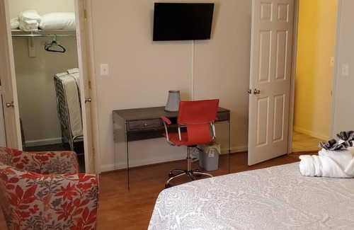 Park View Apartment | RELAXING 3 BR WITH FREE PARKING AT THE SEQUOIA