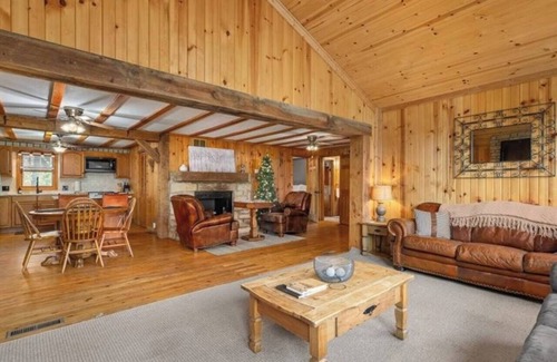 Bellville Cabin | Relaxing Cabin Getaway with hot tub and fire pit