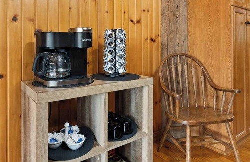 Bellville Cabin | Relaxing Cabin Getaway with hot tub and fire pit