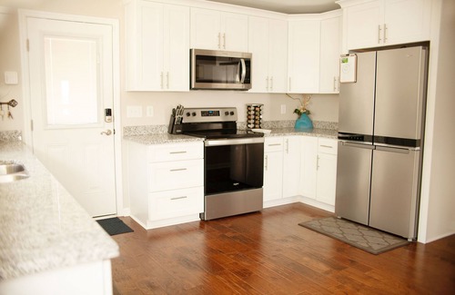 Murfreesboro House | Relaxing Country Home, Huge Fenced Yard, Backyard Gazebo Bar w/TV & Griddle .