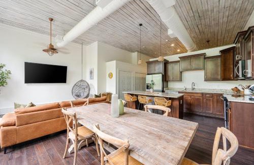 Macon Apartment | Relaxing Downtown Loft in the Heart of Macon
