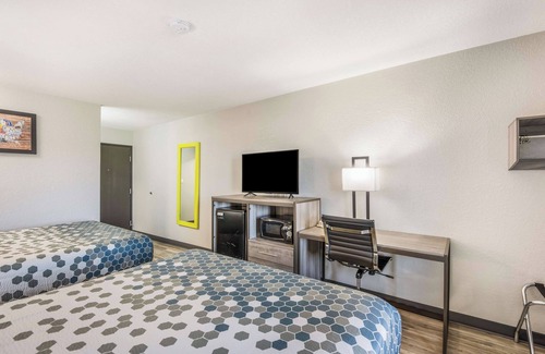 Lovington Hotel | Relaxing Family Ready Room Near Downtown | Free Onsite Parking