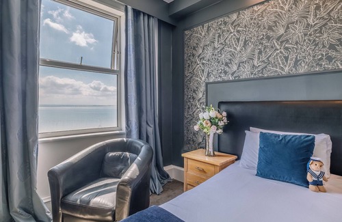 Westcliff-on-Sea Hotel | Relaxing Getaway with Tranquil Atmosphere - Breakfast, Parking & Beach Access