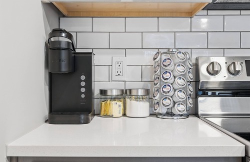 Whitestown Apartment | Relaxing Getaway King Bed Balcony Work-Ready apartment in Whitestown.