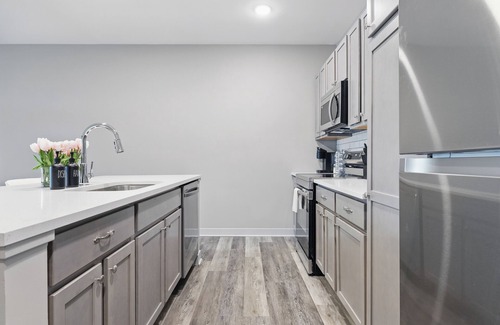 Whitestown Apartment | Relaxing Getaway King Bed Balcony Work-Ready apartment in Whitestown.