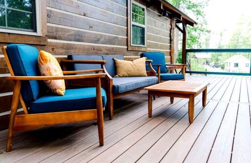 Lupton City House | Relaxing Getaways to Chattanooga, Tennessee, in this Colorful Pet-Friendly Cabin