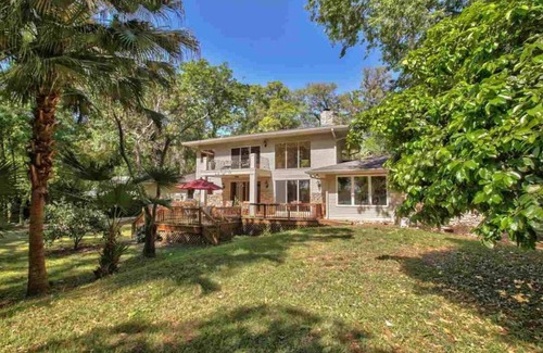 Tallahassee House | Relaxing home on the Lake with dock, and outdoor dining area