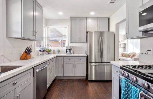 West Athens House | Relaxing House w/BBQ, Firepit, Laundry, Private Yard - near LAX, SoFi, Forum