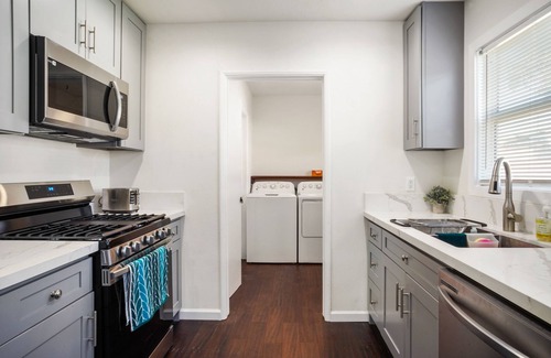 West Athens House | Relaxing House w/BBQ, Firepit, Laundry, Private Yard - near LAX, SoFi, Forum