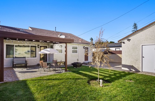 West Athens House | Relaxing House w/BBQ, Firepit, Laundry, Private Yard - near LAX, SoFi, Forum