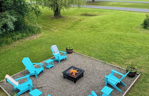 Athens House | Relaxing Pondfront Escape with Hot Tub & Outdoor Fire Deck
