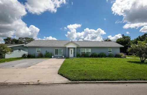 Palmetto House | Relaxing Pool Side - Near Fairgrounds