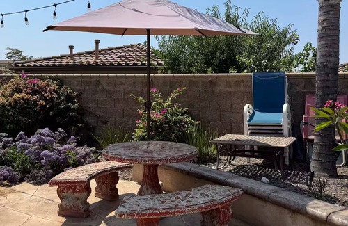 Alessandro Heights Apartment | Relaxing Poolside Getaway Guest House