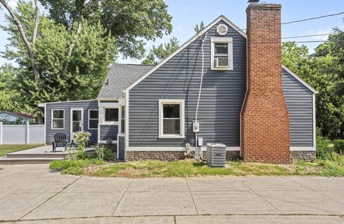 Akron House | Relaxing Portage Lakes Stay - 3BR Home on 1 Acre