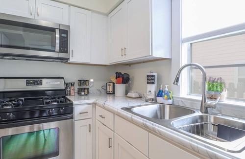 Long Beach House | RELAXING & QUAINT! Walk to Beach, Fenced in Yard, Updated, Clean, Pet Friendly