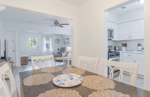 Long Beach House | RELAXING & QUAINT! Walk to Beach, Fenced in Yard, Updated, Clean, Pet Friendly