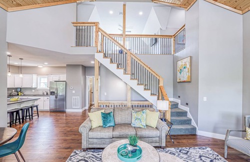 Linn Valley House | Relaxing retreat with beautiful view. Fireplace, grill, firepit, and kayaks.