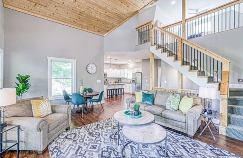 Linn Valley House | Relaxing retreat with beautiful view. Fireplace, grill, firepit, and kayaks.