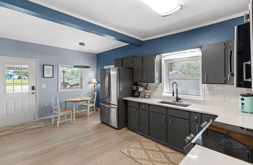 Dundee House | Relaxing Retreat with Game Room + Massage Chair+ Fire Pit + Wood Fire Pizza Oven