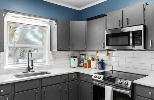 Dundee House | Relaxing Retreat with Game Room + Massage Chair+ Fire Pit + Wood Fire Pizza Oven