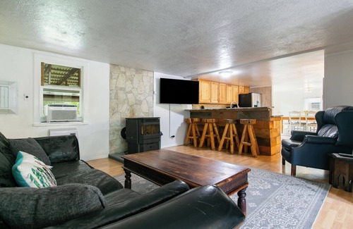 Embudo House | Relaxing Riverfront Taos Staycation, Pet Friendly!