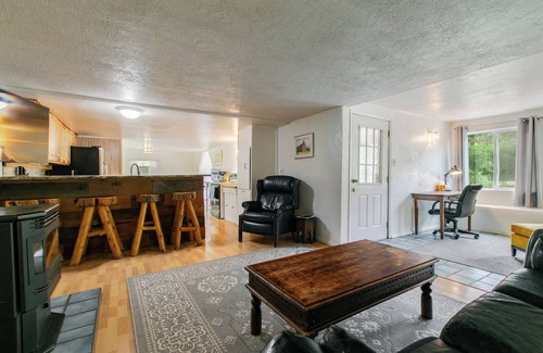 Embudo House | Relaxing Riverfront Taos Staycation, Pet Friendly!