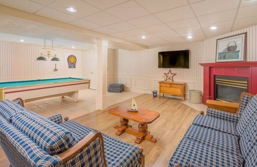 Appleton House | Relaxing Rustic Retreat - sleeps 12 4 BR 4 Bath