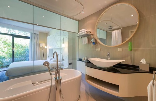 Leende Hotel | Relaxing Stay Near Eindhoven with Easy Access & On-Site Dining! Pool