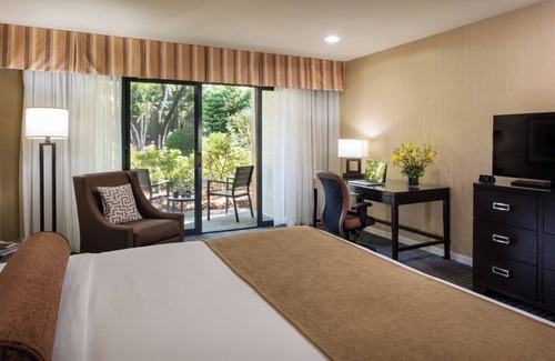 Barron Park Hotel | Relaxing Unit with Heated Pool, Free Breakfast & Parking Near Stanford