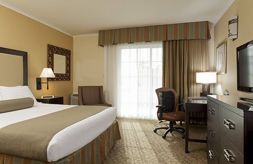 Barron Park Hotel | Relaxing Unit with Heated Pool, Free Breakfast & Parking Near Stanford