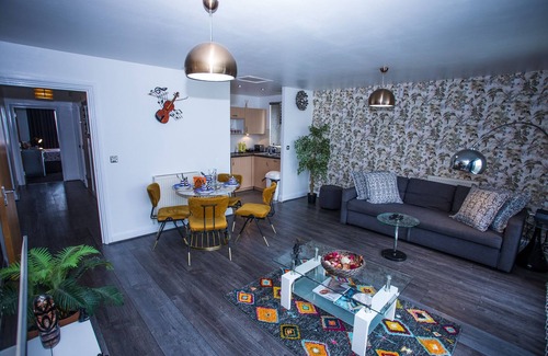 Greenwich Apartment | Remarkable 2-Bed Apartment With Sea View