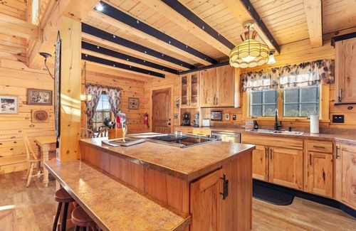 Carriage Hills House | Remmert`s Log Haven - Tranquil Mountain Getaway