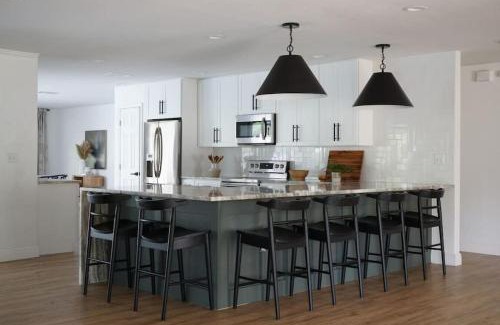 Whitfield House | Remodeled 4BR Pool Home/Golf View/Near Beaches