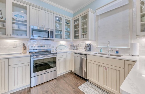 Delos House | Remodeled Beachfront😎Frangista's Best☀️Elevator🐬Heated Splash Pool😎Beach Serv