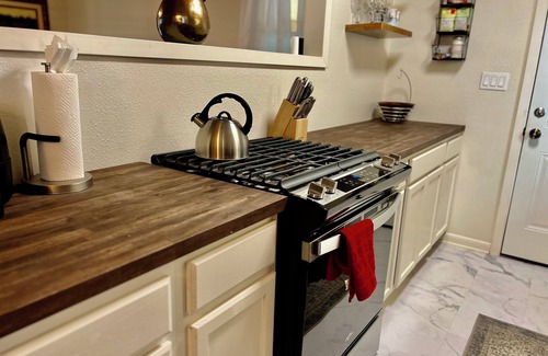 Benton House | Remodeled Benton home-sleeps 7/Coffee bar/WI-FI & Netflix/easy access to freeway