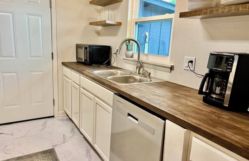 Benton House | Remodeled Benton home-sleeps 7/Coffee bar/WI-FI & Netflix/easy access to freeway