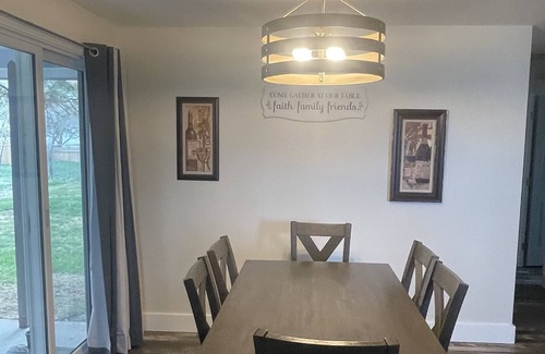 Mountain Home House | Remodeled cute home w/large yard all fenced, 2min walk to shopping, restaurant’s