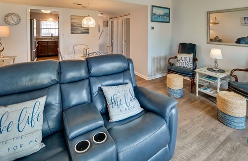 Lake Waccamaw House | Remodeled End Unit Townhome on Lake Waccamaw!