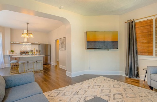 Valparaiso House | Remodeled Modern 3BR Condo just steps from downtown Valparaiso