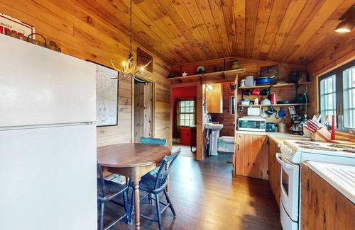 Poyntelle House | Remote lakefront cabin, dog-friendly with deck & outdoor shower