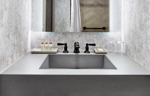 Central Business District Hotel | Renaissance Mobile Riverview Plaza Hotel